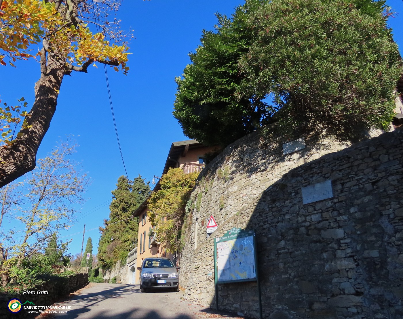 23 Da qui parte la Via del Rione.JPG